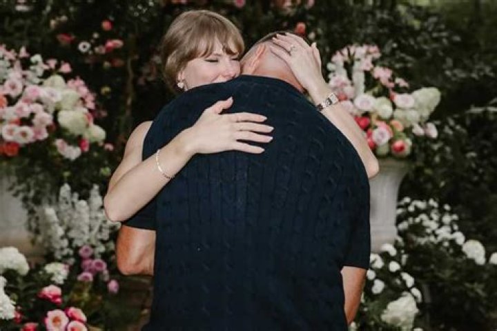 How Tall Is Taylor Swift's Father?